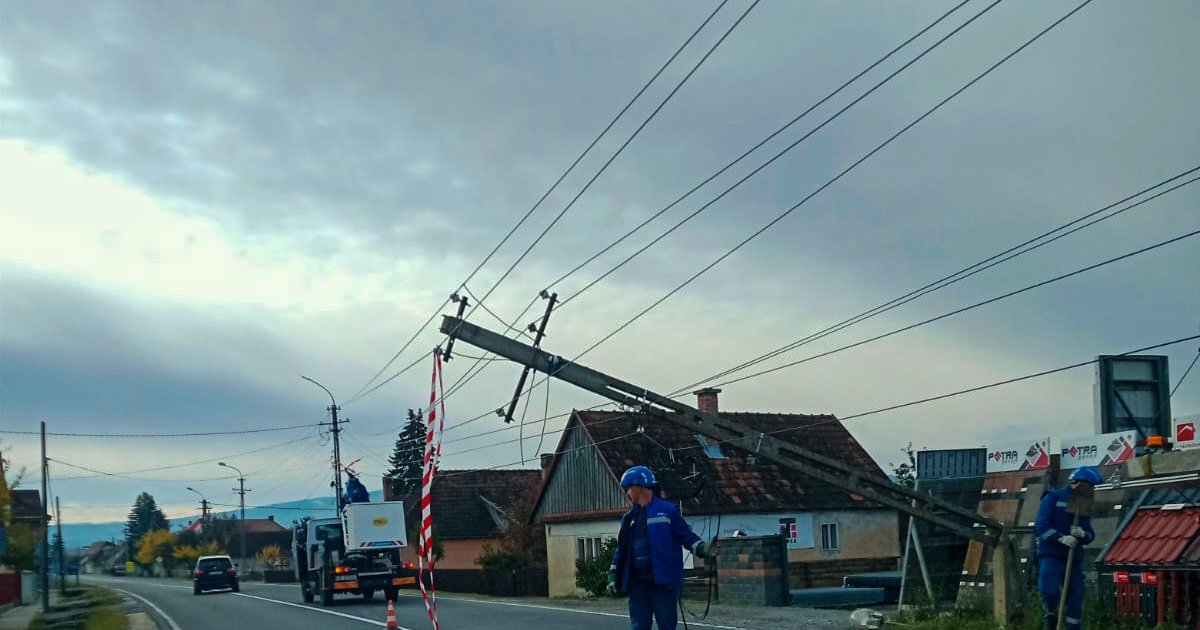 Kidőlt villanyoszlop akadályozta a forgalmat Vaslábnál
